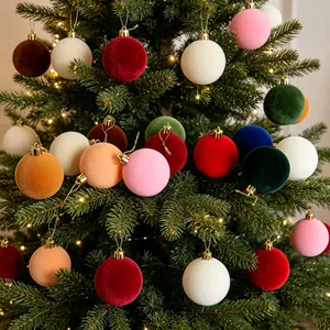 Dettaglio di palline di Natale floccate multicolore con texture vellutata su albero