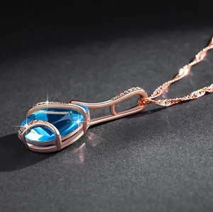Squisita collana vintage in oro rosa con un pendente in zircone blu acquamarina