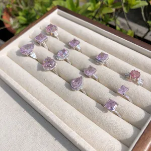 Vue détaillée de diverses bagues en zircon rose élégantes dans plusieurs coupes et styles