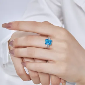 Gedetailleerde weergave van een S925 zilveren ring met een grote blauwe zirkonia steen