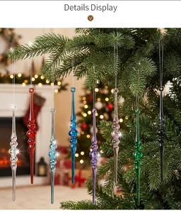 Detailansicht farbenfroher Acryl-Eiszapfen-Ornamente an einem Weihnachtsbaumzweig