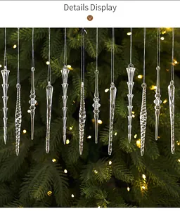Détail de suspensions en forme de glaçons en acrylique sur un sapin illuminé