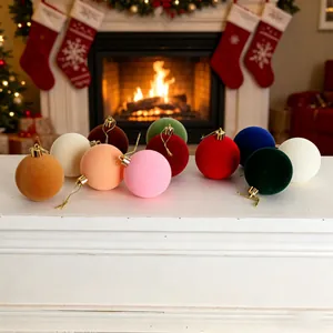 Palline di Natale colorate e floccate disposte su un camino festivo.