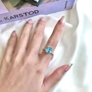 Detailweergave van een S925 zilveren ring met een stralende blauwe zirkoniasteen.