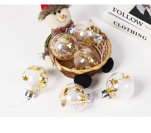Vista detallada de bolas de Navidad con estrellas doradas y plumas blancas