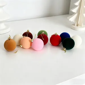 Primo piano di palline di Natale floccate multicolori per decorazioni festive dell'albero.