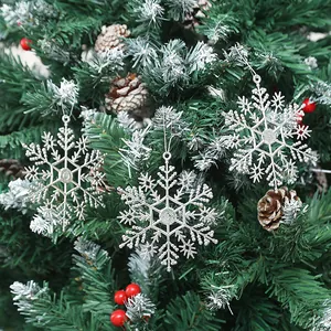 Detailansicht von silbernen Glitzerschneeflocken an einem festlichen Weihnachtsbaum