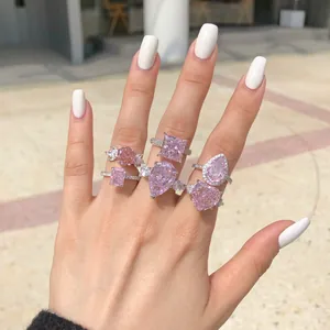 Gros plan de bagues en argent S925 avec de grands oxydes de zirconium roses