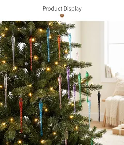 Nahaufnahme bunter gedrehter Acryl-Eiszapfen am beleuchteten Weihnachtsbaum hängend