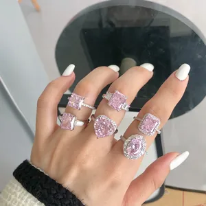 Vue détaillée de bagues en argent S925 avec différentes tailles de zircons roses brillants