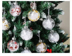Detalle de bolas de Navidad transparentes con plumas blancas en un gran árbol verde.