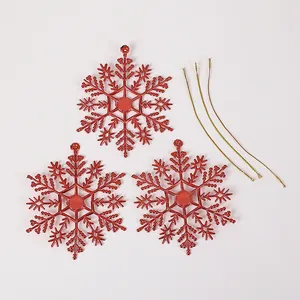 Set aus drei roten Glitzerschneeflocken-Anhängern mit goldenen Schnüren für Weihnachten