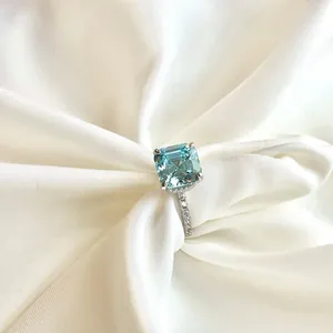 Macro-detail van een elegante S925 zilveren ring met een grote vierkante blauwe zirkonia