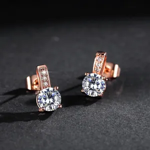 Elegante Ohrstecker aus Roségold mit rundem Zirkonia und brillanten Akzenten.