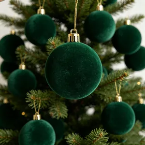 Vista ravvicinata di una pallina di Natale floccata verde scuro con trama vellutata
