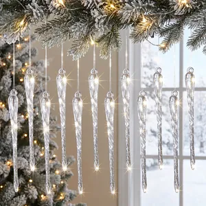 Nahaufnahme von funkelnden Eiszapfen aus Acryl, die an einem verschneiten Tannenbaum hängen
