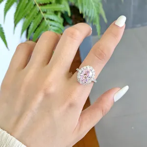 Élégante bague en argent sterling S925 avec un zircon ovale rose sur une main
