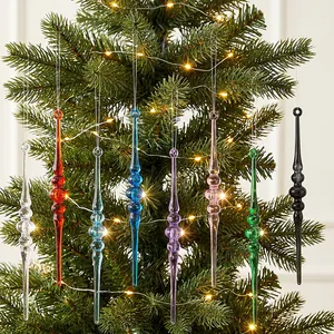Detailansicht bunter Acryl-Eiszapfen-Anhänger an einem beleuchteten Weihnachtsbaum