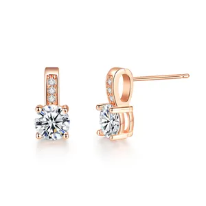 Elegante Ohrstecker aus Roségold mit rundem Zirkonia in einer Vier-Klauen-Fassung.