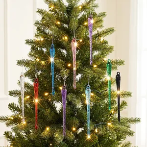 Nahaufnahme von farbenfrohen Acryl-Eiszapfen an einem beleuchteten Weihnachtsbaum