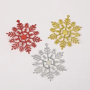 Detailansicht von roten, goldenen und silbernen Schneeflocken-Weihnachtsschmuckstücken