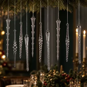 Vue détaillée de divers ornements de glaçons en acrylique pour sapins de Noël.