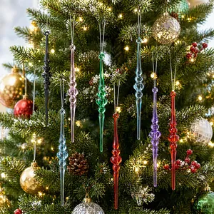 Detaillierte Nahaufnahme von bunten Weihnachts-Eiszapfen auf einem festlichen Baum.