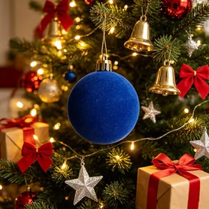 Vista dettagliata di una palla di Natale floccata blu reale appesa all'albero di Natale.