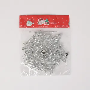 Detailansicht der silbernen Glitzer-Schneeflocken in weihnachtlich roter Verpackung