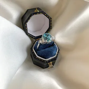 Elegante S925 sterling zilveren ring met rechthoekige blauwe zirkoon in een luxe doos