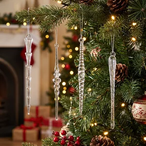 Lot de 4 pendentifs stalactites en acrylique transparent sur un sapin de Noël