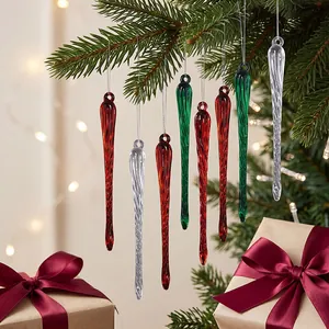 Detailansicht bunter Acryl-Eiszapfen-Anhänger, die an einem Weihnachtsbaum hängen