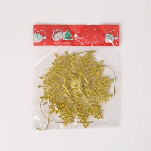 Detail der goldenen glitzernden Schneeflocke Weihnachtsdeko in Verkaufsverpackung