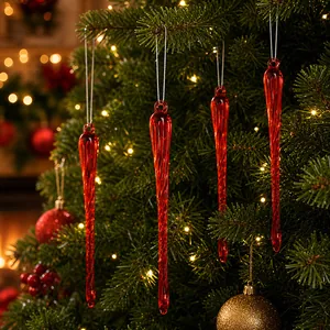 Detailansicht roter Acryl-Eiszapfen-Anhänger an einem leuchtenden Weihnachtsbaum