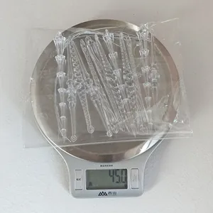 Décorations de Noël en acrylique transparent pesées sur une balance numérique, affichant 45g.