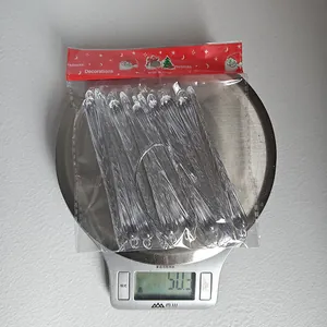 Detailansicht transparenter Acryl-Eiszapfen mit Gesamtgewicht auf einer Waage