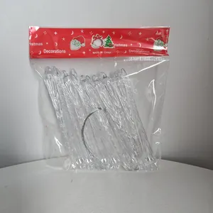 Detailansicht von klaren Acryl-Eiszapfen in einer festlichen Weihnachtsverpackung.