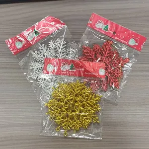 Detailansicht von roten, goldenen und silbernen Glitzer-Schneeflocken-Weihnachtsornamenten
