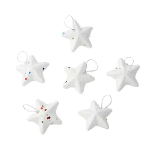 Juego de 6 adornos navideños de estrella en espuma blanca brillante con cuerdas plata.