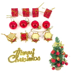 Mini Kit de Adornos Colgantes de Plástico para Árbol de Navidad Letrero Merry Christmas Bolas Rojas y Doradas Tambores Cajas de Regalo