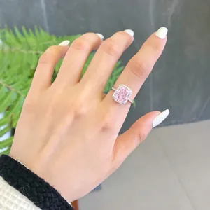 Vue détaillée d'une bague halo élégante en argent S925 avec un grand zircon rose rectangulaire