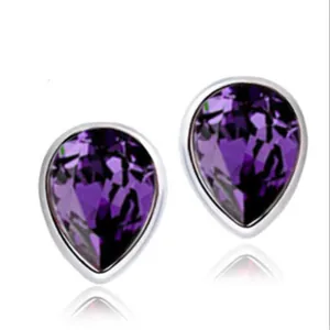 Détail de boucles d'oreilles puces en cristal violet élégant en forme de goutte d'eau