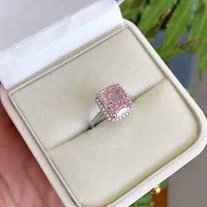 Vue détaillée d'une bague de mariage en argent sterling avec un grand zircon rose