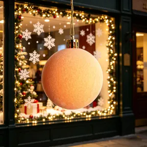 Dettaglio di una pallina di Natale floccata color pesca per decorazioni festive eleganti