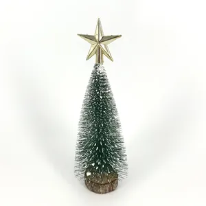 Primer plano de un mini árbol de Navidad con estrella dorada y base de madera real