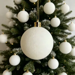Vista dettagliata di una pallina di Natale bianca floccata appesa a un albero festivo