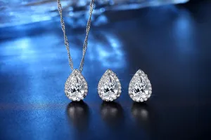 Elegantes Set aus silberner Halskette mit Tropfenanhänger und Ohrsteckern mit Zirkon.