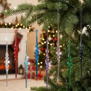Set mit bunten Acryl-Eiszapfen-Anhängern für den Weihnachtsbaum als Dekoration.