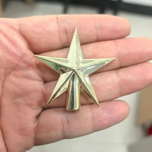 Primer plano de una pequeña estrella dorada de cinco puntas para la copa del árbol de Navidad