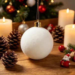Primo piano di una palla di Natale bianca floccata con texture vellutata.